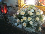 Kwiaty ofiarowane Matce Bożej przez Izabelę i Marka Wojciechowskich z Brisbane, z Australii oraz Grażynę i Tomasza Samsel z Sydney